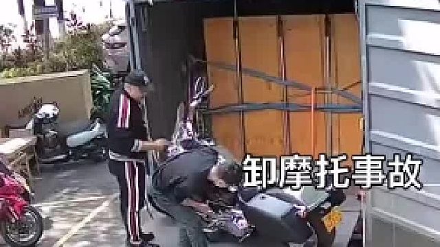 男子新买的摩托车回来了，车还没卸下来 男子就急忙坐了上去