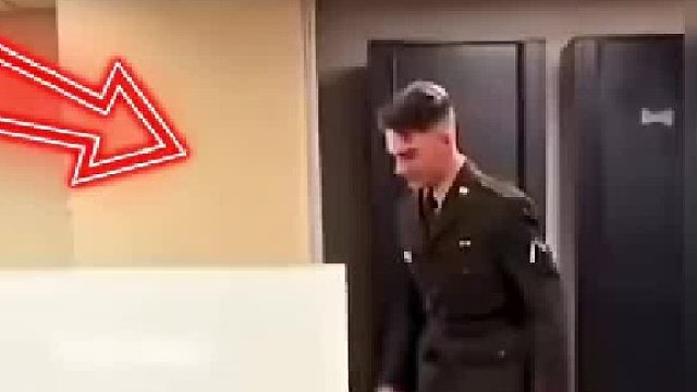 他對長官的指令绝对服从