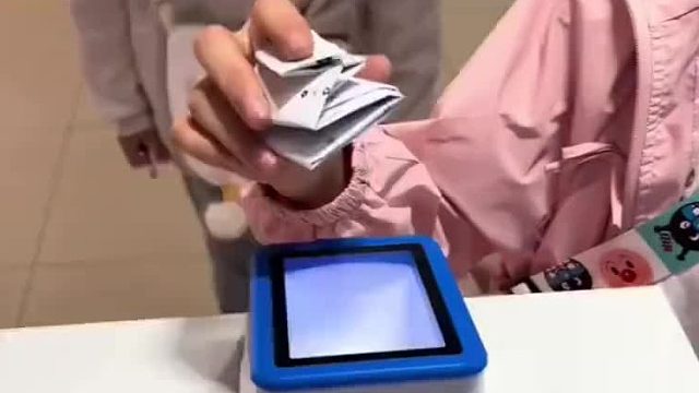小孩出去吃饭，家长打印二维码付款。真是办法总比困难多！