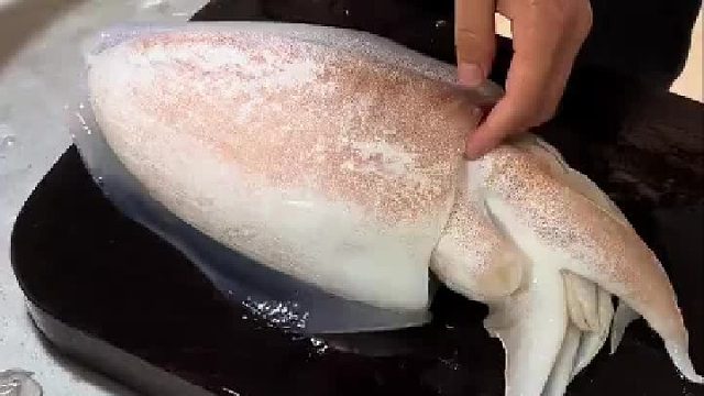 新鲜墨鱼该有的仪式感：绑墨汁