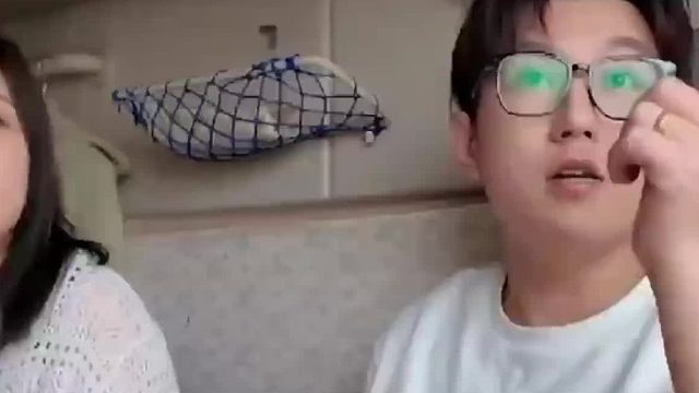 父子俩连续认错人，小女孩：我是女的。