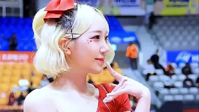 黄头发妹妹的撒娇舞