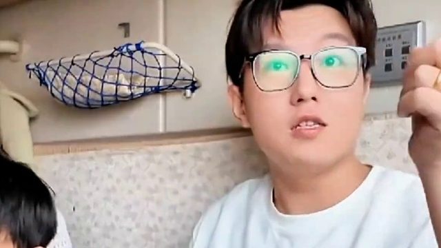 武艺、武桐晞父子俩连续认错人，小女孩：我是女的！