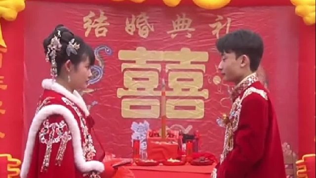 婚礼上 新郎“高情商”回答问题，看到新娘因自己被捉弄而生气，立马用行动哄新娘。