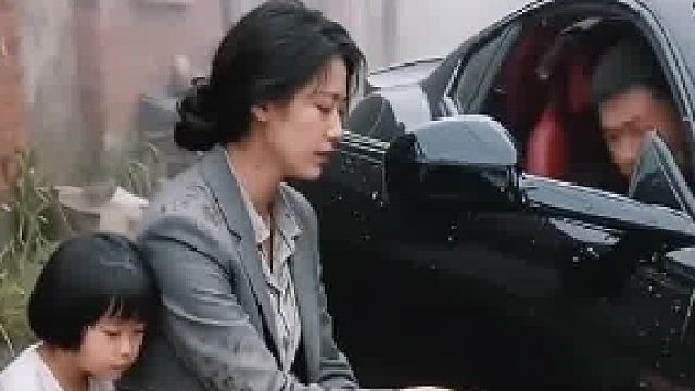 这狗狗为了护主，与恶霸霸缠斗