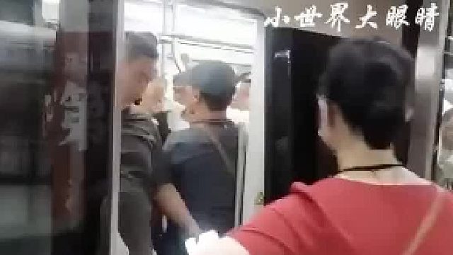 这种人太鸡贼了，利用关门时间差欺负人，妥妥的高智商坏人