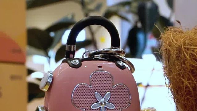 谁懂啊！包包挂饰居然是个音响！太萌了