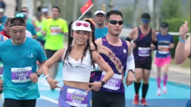 两位美女最后一公里的冲刺