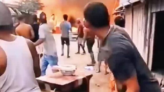 大哥被砸得晕头转向了