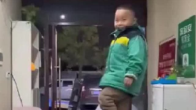 孩子一步步试探父母底线 父母以为不敢踢 小孩对家长的服从性测试