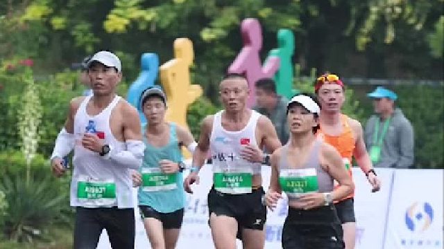 美女最后一公里冲刺和摆pose两不误