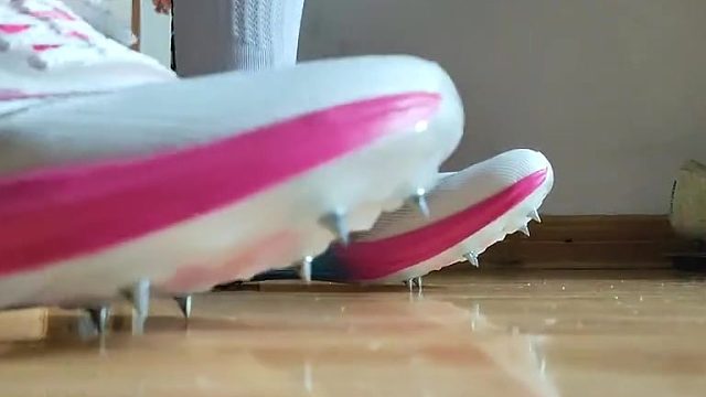 好硬呐！根本踩不动