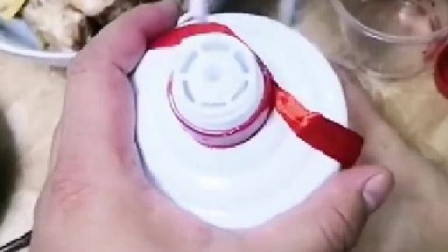 你这是假酒，真酒瓶上有个小眼，一吸就出来了