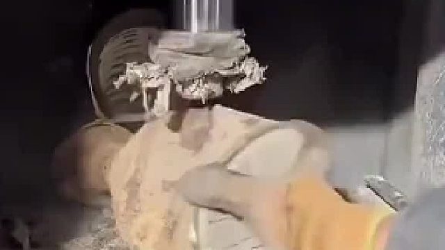 三元催化器拆解现场，一堆土渣！