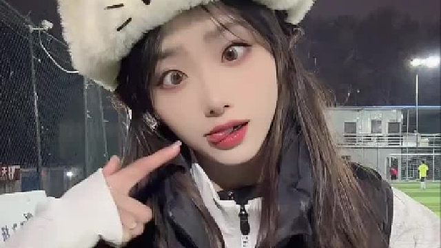 接电话出来踢球了