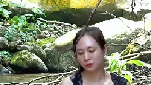 在茂密森林中露营 - 在溪流边生存 - 享受大自然的乐趣