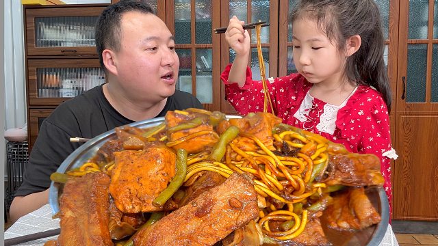 感冒了，就想吃点清淡的，简单吃个铁锅炖排骨吧。