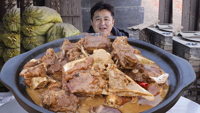 200元买一只老鹅，做个铁锅炖大鹅，老酒配老鹅，越吃越香