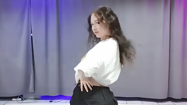 俄罗斯姑娘才艺表演24.02.29_铁锤(安吉丽娜)02