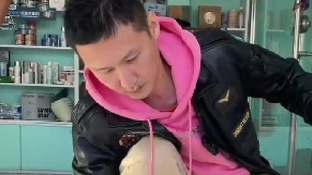 狗不大，脾气不小。拿去给黑豹治治