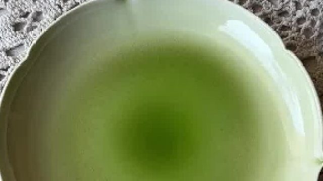 网友手动给烧好的陶瓷开裂纹，敲了几次之后....