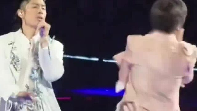 老年人开演唱会，真不容易吧！