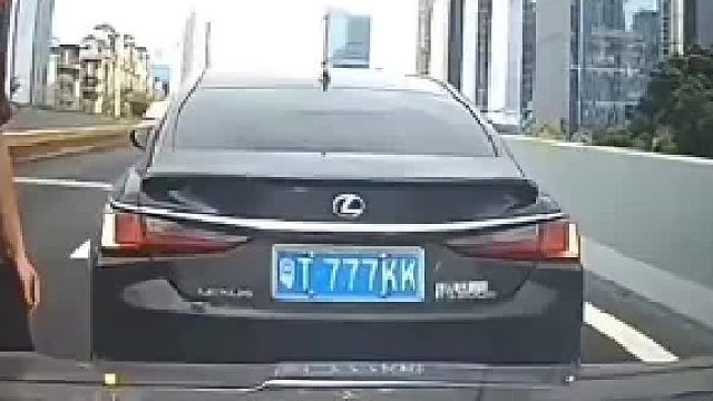 这车真高级，还带自动钣金修复功能