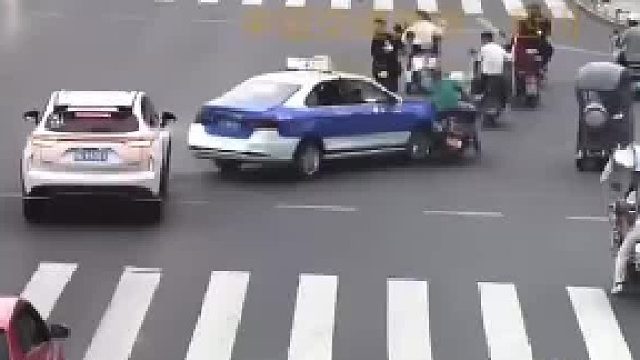 出租车奇怪操作 网友：着急右转？