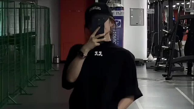 宽肩窄腰的背肌