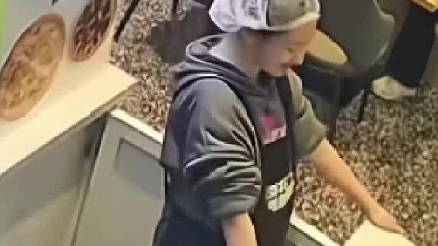 店员休息时双手抓着桌子，向后靠时不小心把桌子拉裂开了