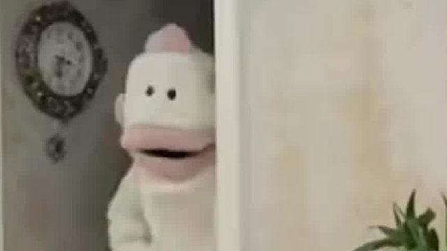 闺女在家搞怪，爸爸忍无可忍抱摔。