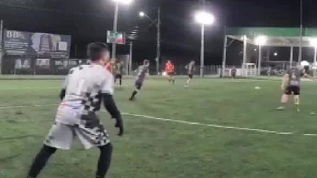 就差一厘米进球被门将死死按住