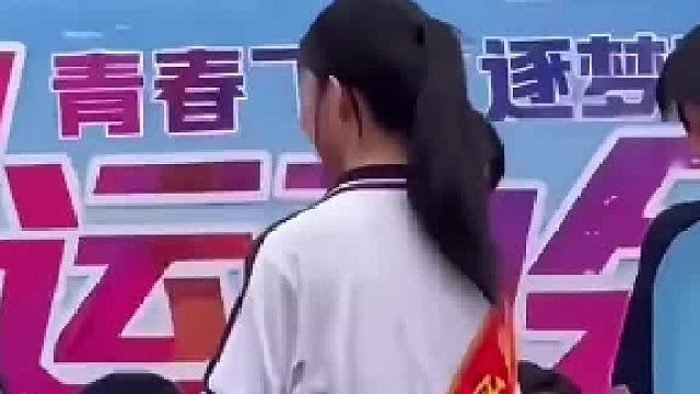 男孩上台领奖奖状给同学，从兜里掏出一串奖牌，同学：可恶被你装