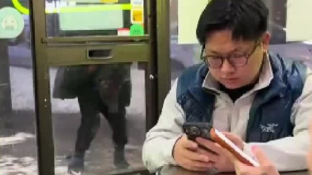 男子在门外进不来，突然一脚将玻璃门踹碎，拍摄者：他想进来避寒