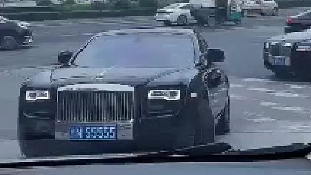 女生开车遇京N55555，吐槽“我哥非得让我倒车 真搞不懂”，网友：实际上让的是第三辆