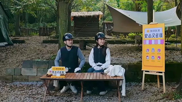 Joe的腿被桌角磕到，装作没事的样子太逗了！