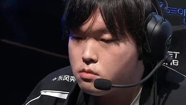 Uzi夸bin哥：伟大无需多言！ 这完全是为了输比赛而吸引火力的，确实是世一上！