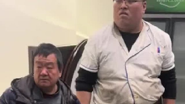 餐饮店请鲁菜师傅 师傅自带徒弟，师徒最萌体型差宛如功夫熊猫。