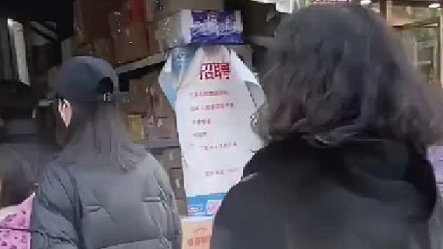 大妈着急上火的样子真可爱