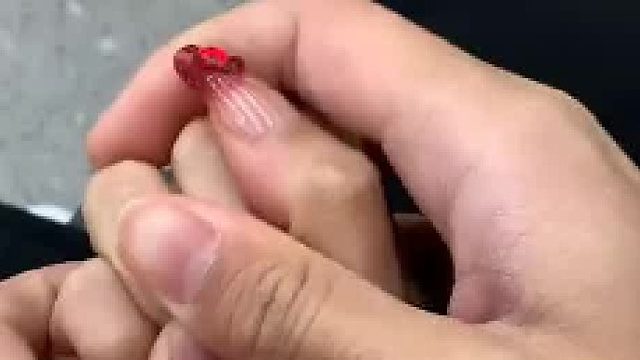 男生想牵女友的手，却不小心把女友的穿戴甲搞掉了。