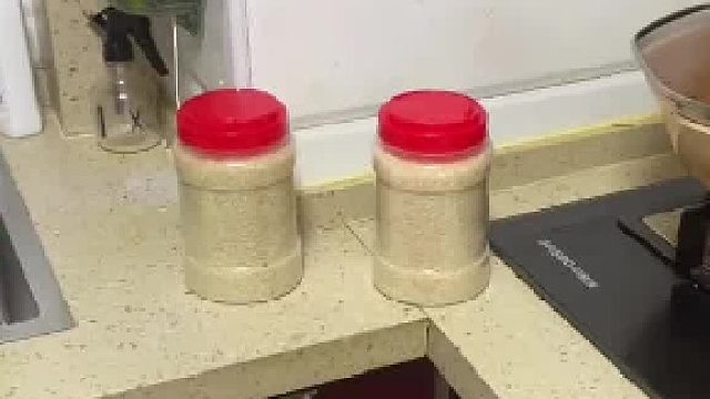 女子称买了10斤大米，刚好装满4斤的桶，商家缺斤短两