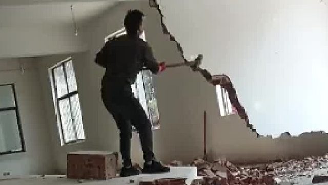 这就是新手和老手的区别，男子费劲砸了半天