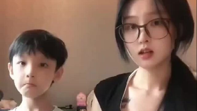 当妈妈和娃都把头发梳上去，我滴妈！跟一个模子刻出来的一样