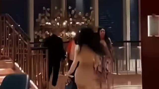 服务员下班怎么这样走路？