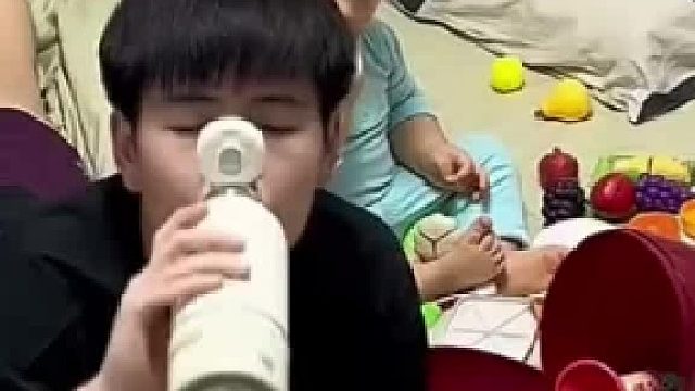 老公偷用孩子的水杯喝水还犟嘴 被老婆用脚教育 网友：满眼都是对新技能的渴望