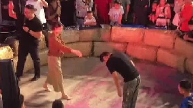 每一拳都轻松躲开，每一脚都拿嘴去接。