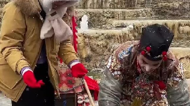 让工作人员教自己“打花棍”