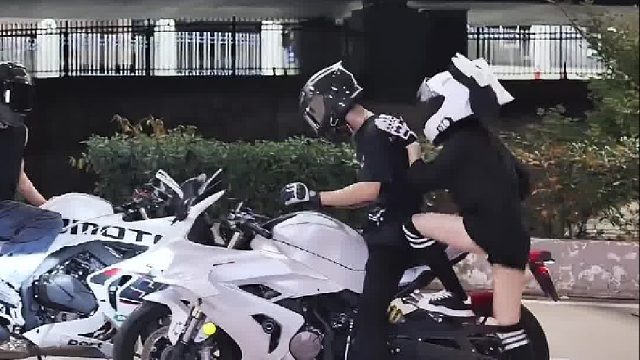 少一个鹏鹏哥，多一个月月姐！