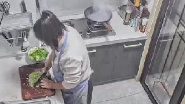 怎么活现在的？还往锅里浇水，笑死我了