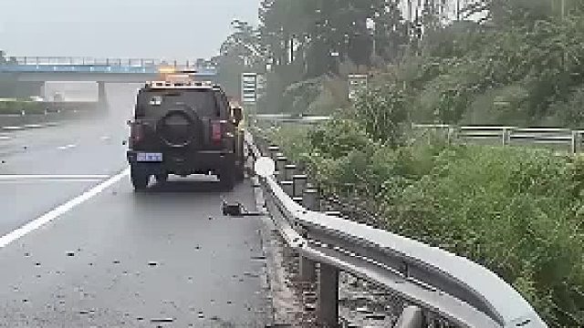 涨见识了，原来被撞的护栏是这样恢复的